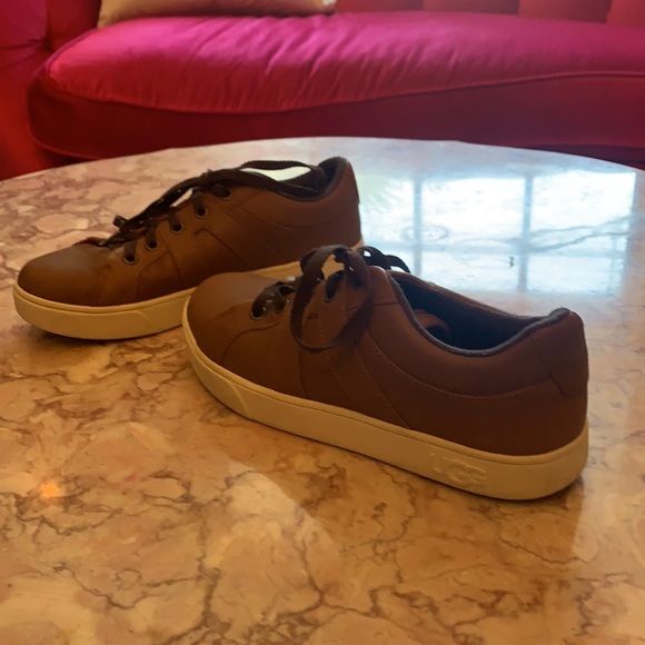 Brown UGG shoes. Nice condition, Size 5 - Picture 2 of 6
